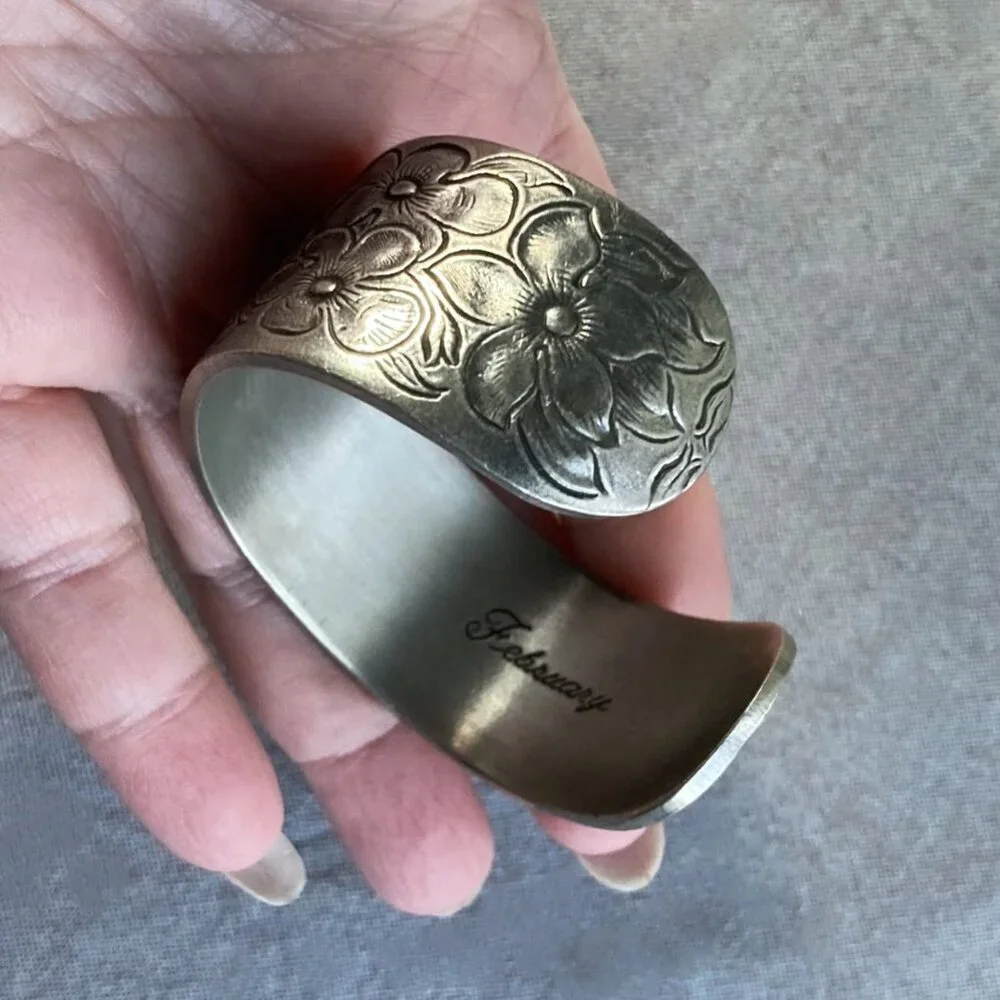 Signed Salisbury Pewter, Cuff Engraved Bracelet, Flower Of The Month "February" - Picture 5 of 11